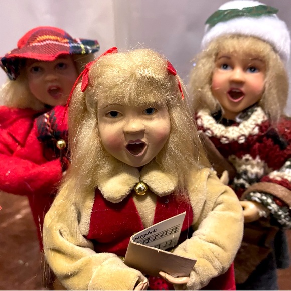 SET VICTORIAN FAMILY CHRISTMAS CAROLERS ELEGANT LADY BOYS GIRLS SINGER FIGURINES - Picture 5 of 8